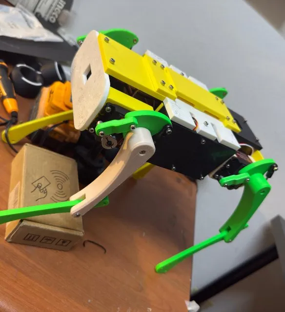 Robot cuadrúpedo amarillo y verde impreso en 3D