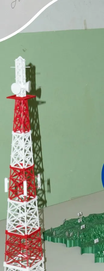 Torre de telecomunicaciones roja y blanca impresa en 3D junto a un mapa topográfico